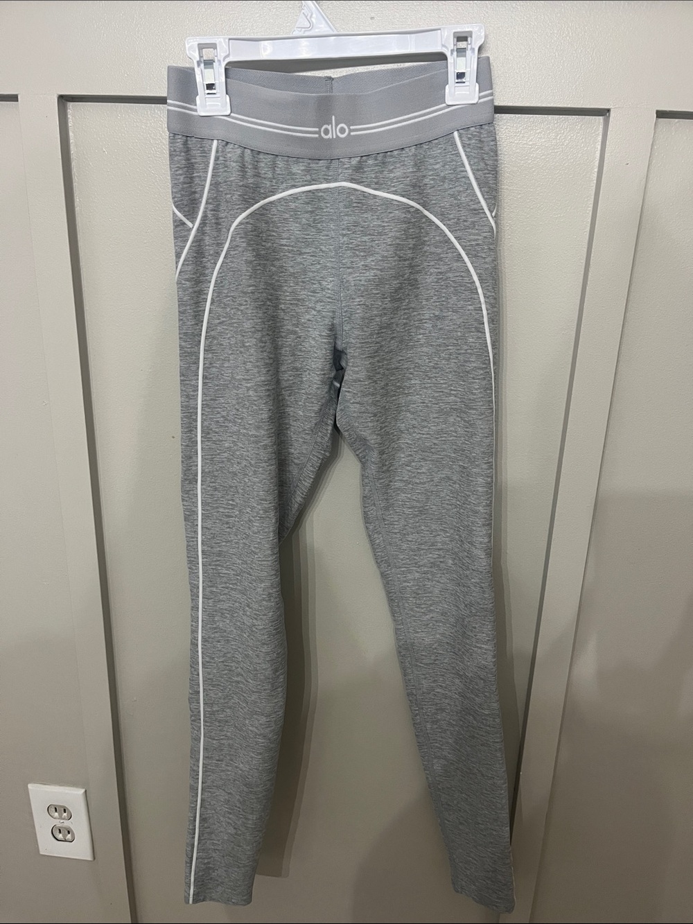 ALO Yoga Gray Hearthrob Leggings